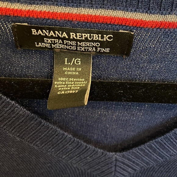 Banana Republic Men’s Extra Fine Merino V-Neck Sweater size L Colour Navy Blue - Picture 2 of 4